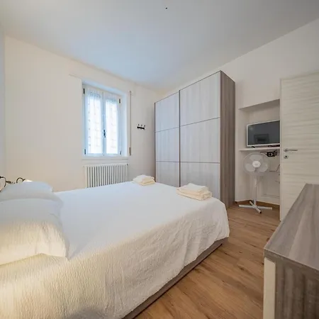 Lake-view Apartment, 1 Min Walk From The בית נופש *