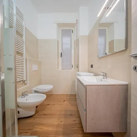 Lake-view Apartment, 1 Min Walk From The