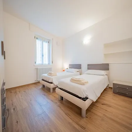 Lake-view Apartment, 1 Min Walk From The