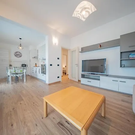 Holiday home Lake-view Apartment, 1 Min Walk From The