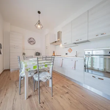 Lake-view Apartment, 1 Min Walk From The Holiday home *