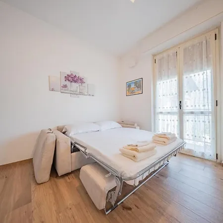 Lake-view Apartment, 1 Min Walk From The Holiday home Dervio