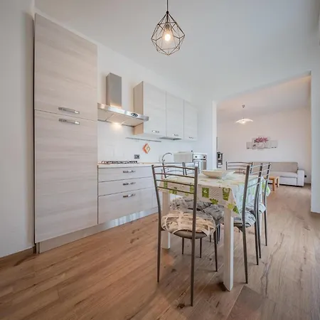 Lake-view Apartment, 1 Min Walk From The *