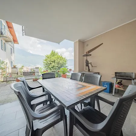 Lake-view Apartment, 1 Min Walk From The Hébergement de vacances