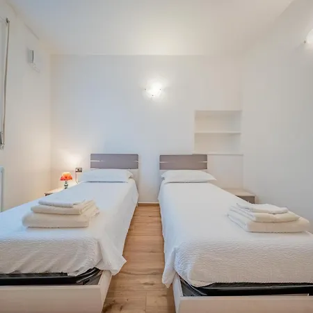 Lake-view Apartment, 1 Min Walk From The Hébergement de vacances *