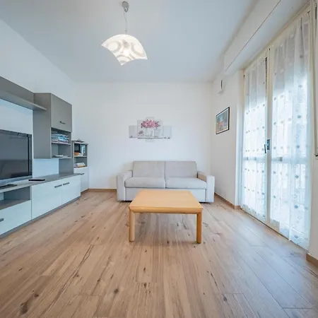 Lake-view Apartment, 1 Min Walk From The Holiday home Dervio