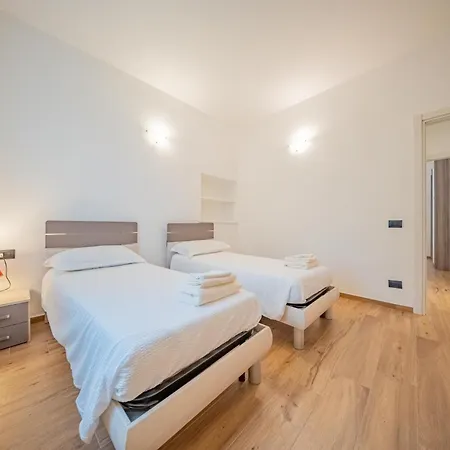 Lake-view Apartment, 1 Min Walk From The *