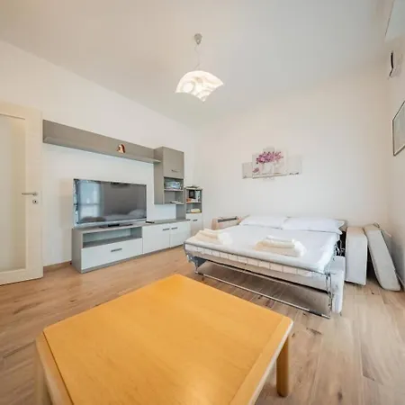 Castelaus, View, 1 Min Walk From The *