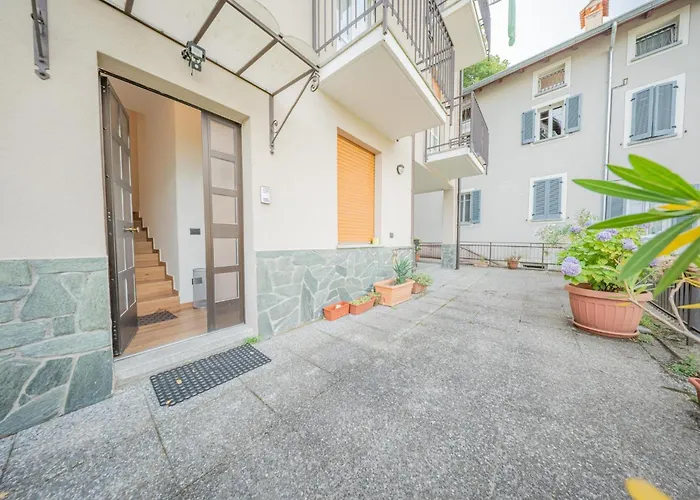 Lake-view Apartment, 1 Min Walk From The Holiday home