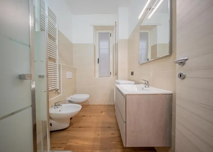 Lake-view Apartment, 1 Min Walk From The