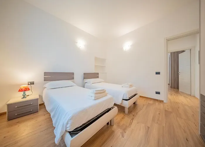 Lake-view Apartment, 1 Min Walk From The *